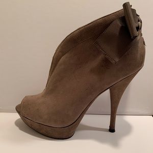 Vera Wang size 7M leather peep toe ankle boots